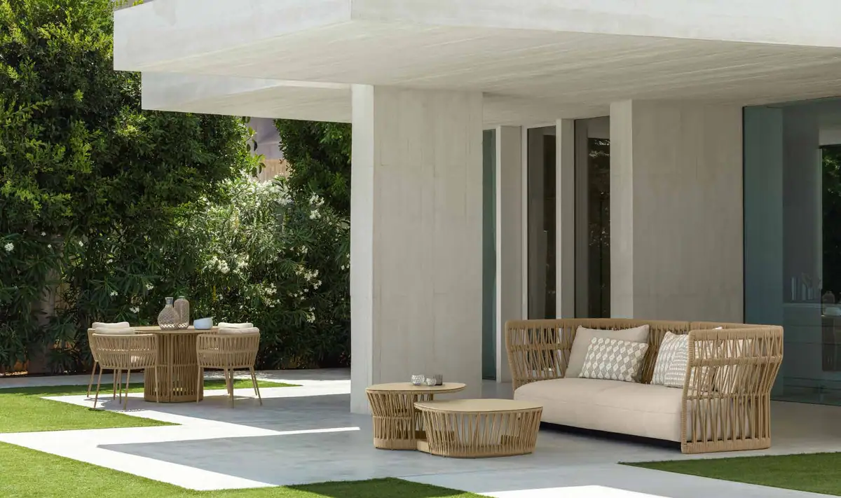 Loungeset van Talenti bij een villa