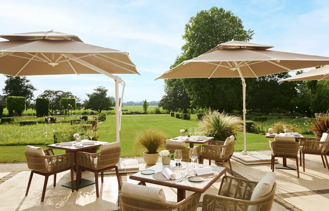 Hotelterras met gedekte tafels en parasols, ingericht met Talenti