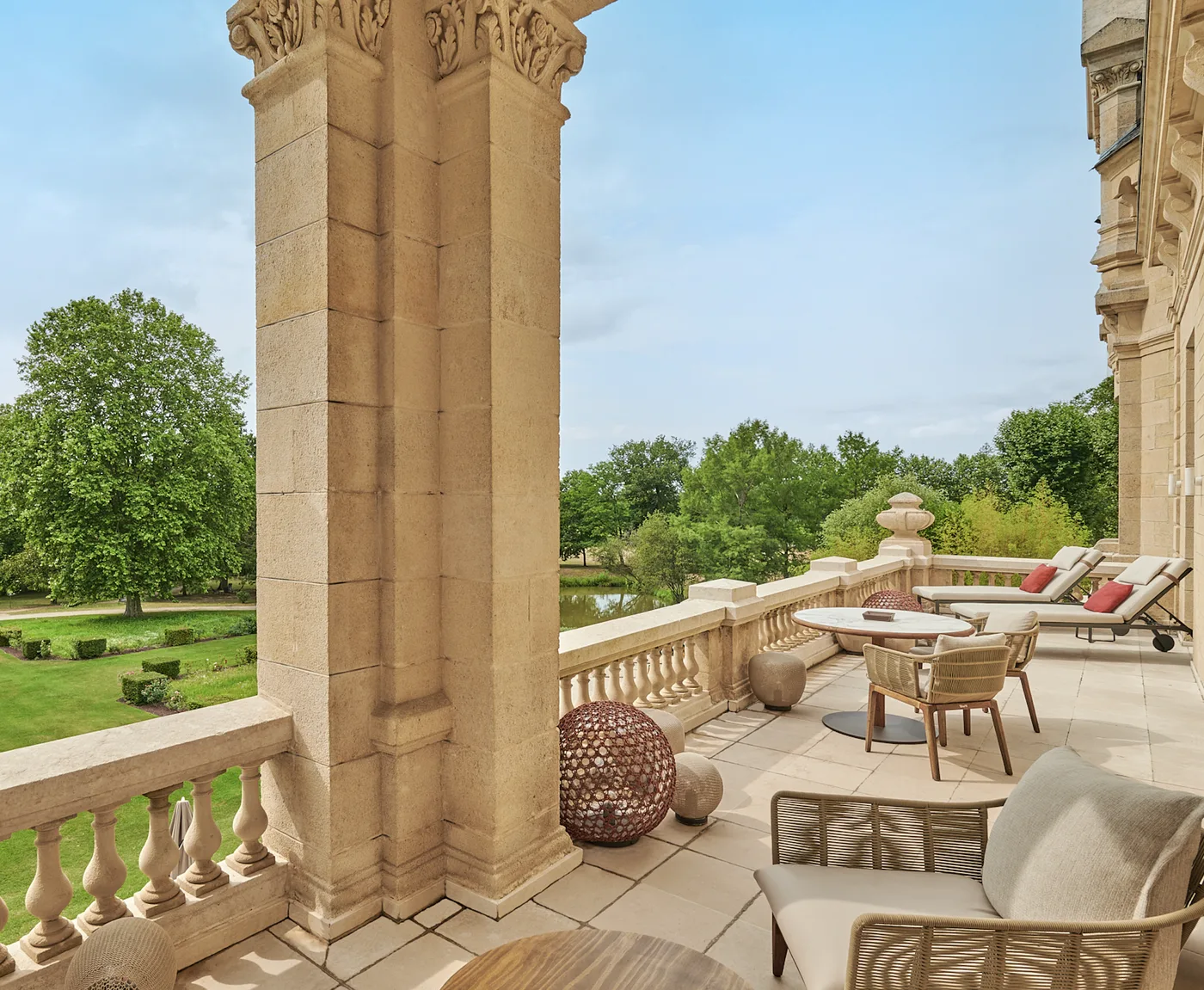 Balkon met Talenti ligbedden en dining