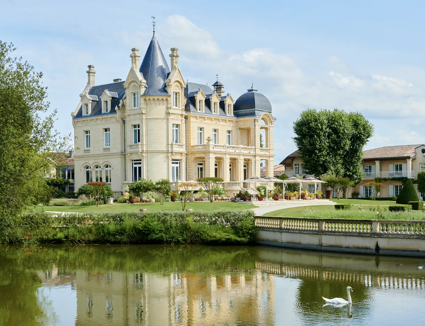 Het kasteelhotel aan het water