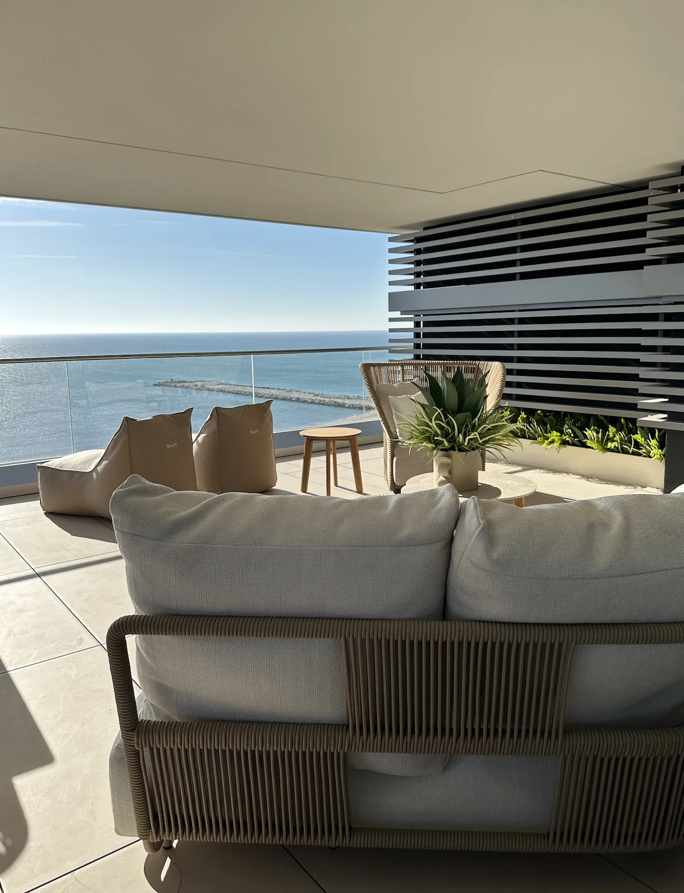 Penthouse aan zee ingericht met Talenti buitenmeubelen