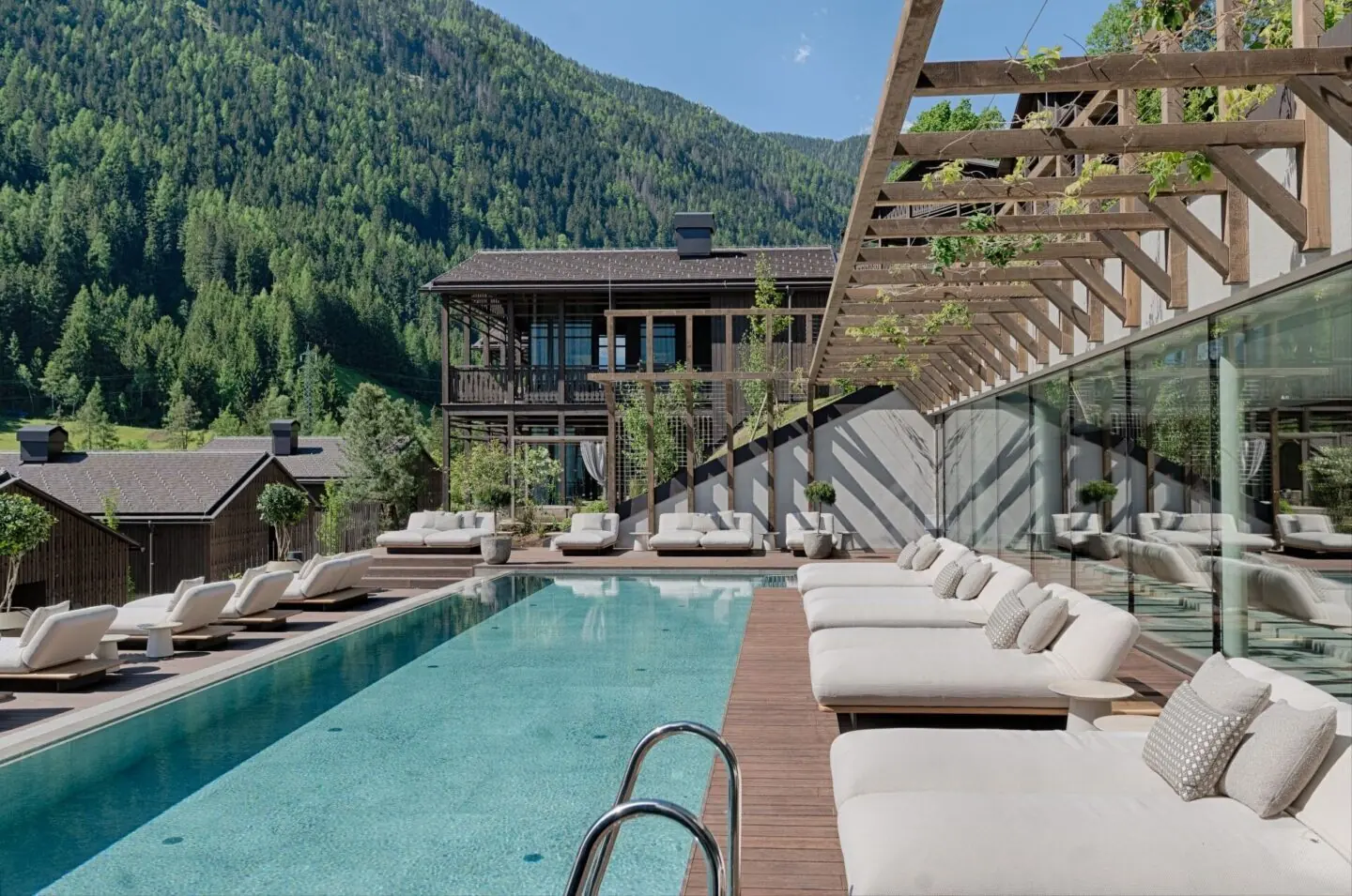 Talenti ligbedden bij het zwembad van een luxeresort in Trentino-Alto Adige in de Italiaanse Alpen