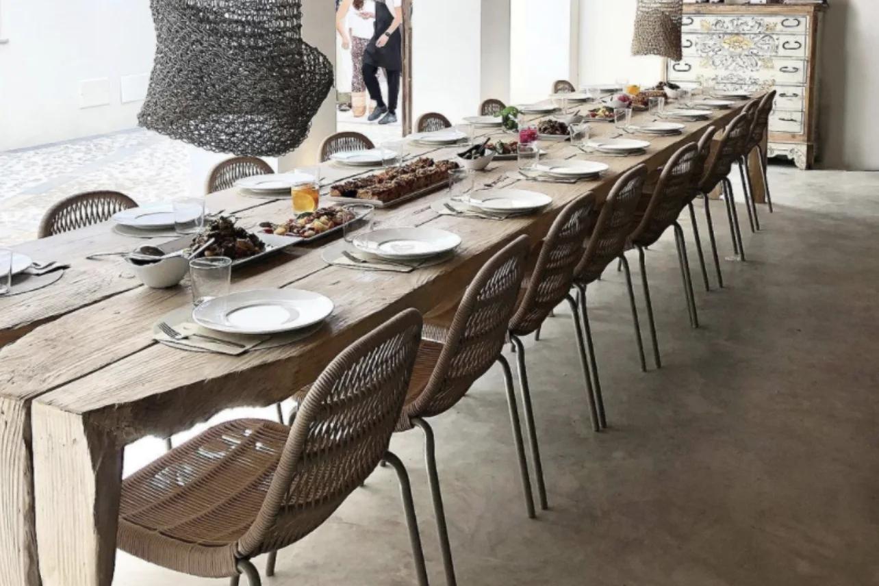 Restaurant met lange tafel en Talenti Panama stoelen