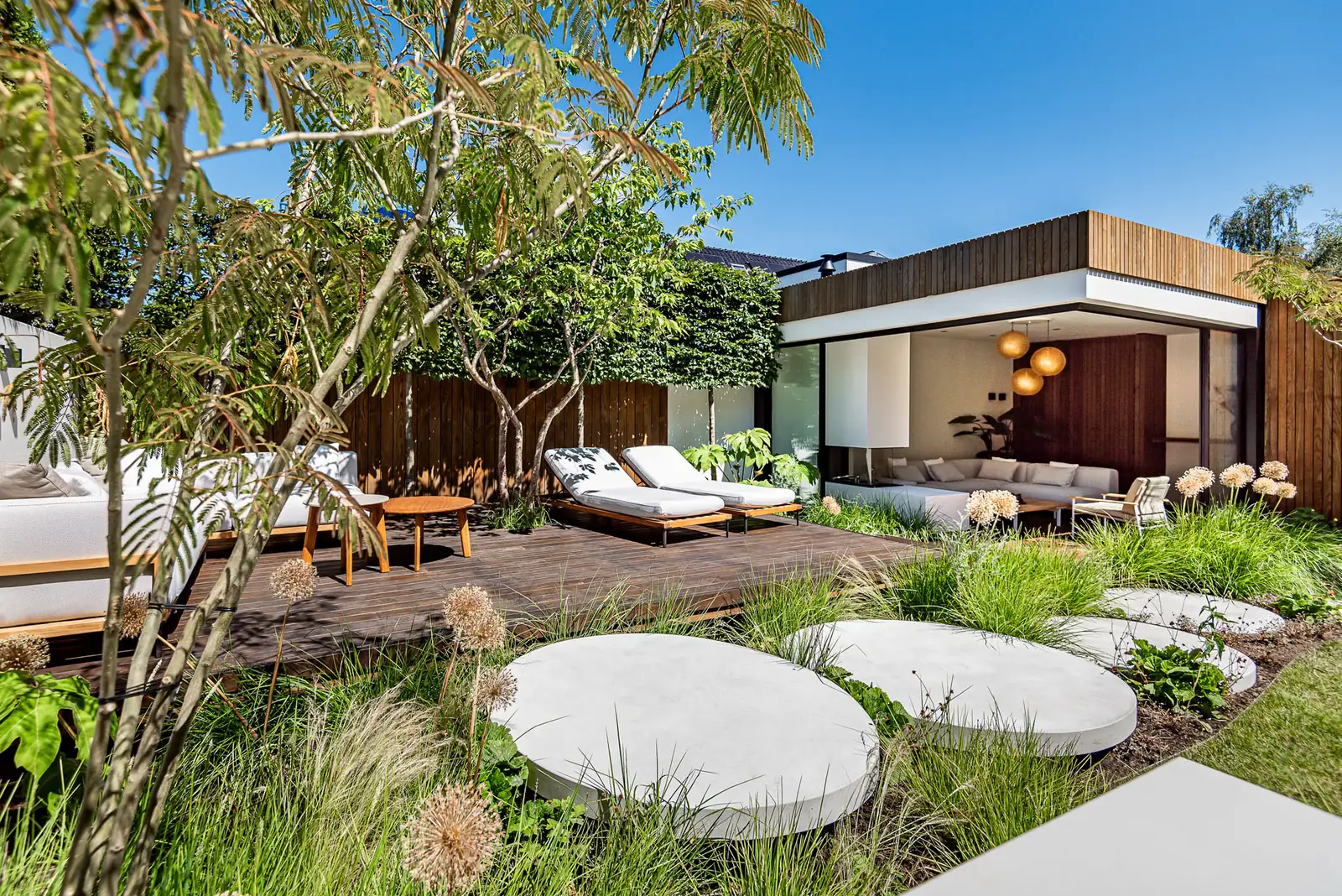 Tuin met loungeterras ingericht met Talenti