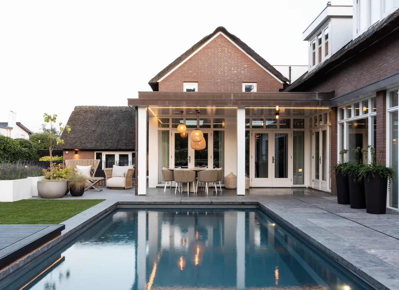 Tuin met zwembad ingericht met Talenti buitenmeubelen