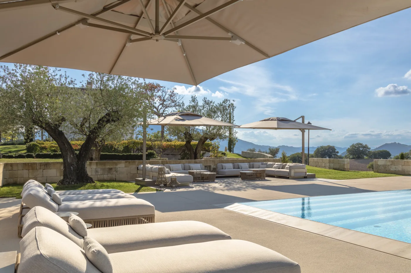Zwembadterras van hotel Dimora in San Venanzio met Talenti Cliff en Argo Wood