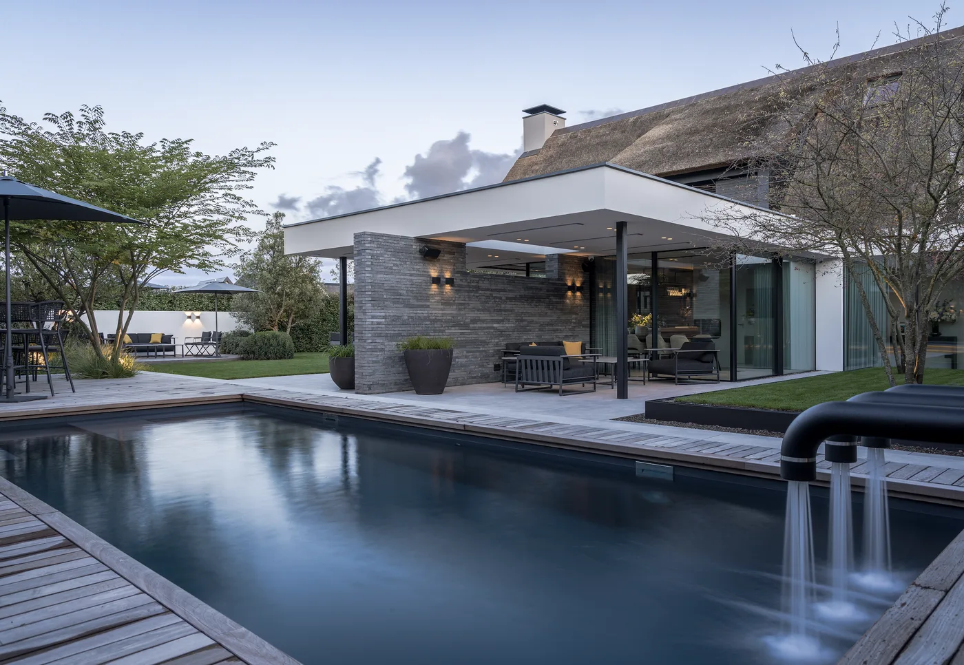 Villa met zwembad ingericht met Talenti buitenmeubelen
