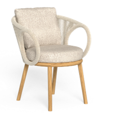 witte stoel met rope design leuning en houte poten.