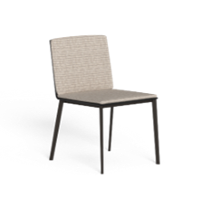 zwart frame stoel met grijze kussens